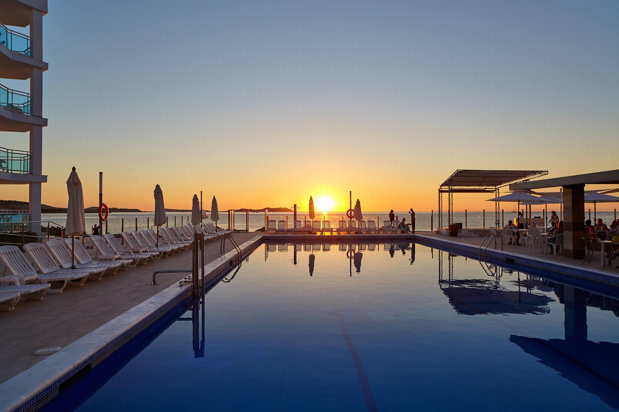 Aparthotel Nereida San Antonio  Bagian luar foto