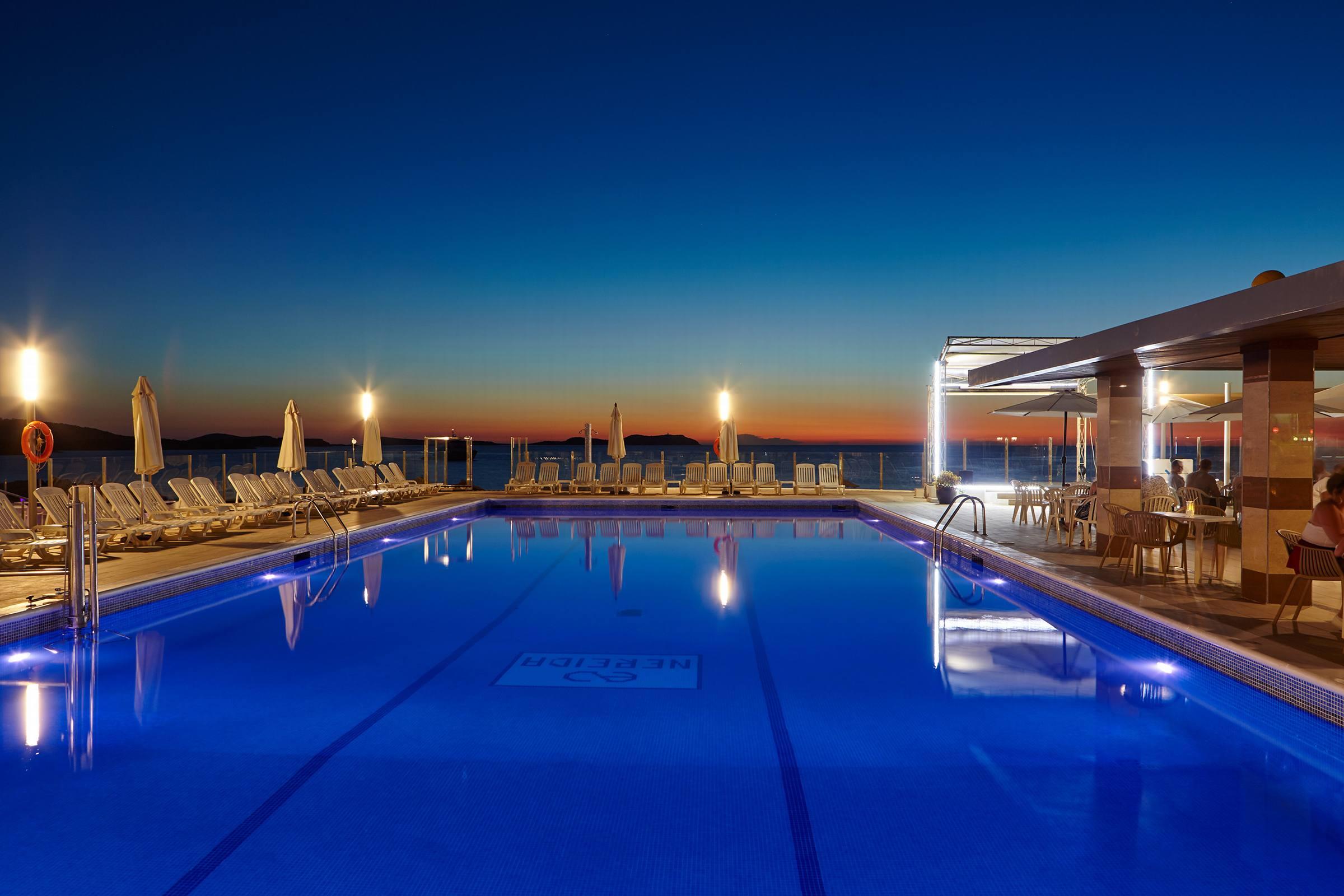 Aparthotel Nereida San Antonio  Bagian luar foto