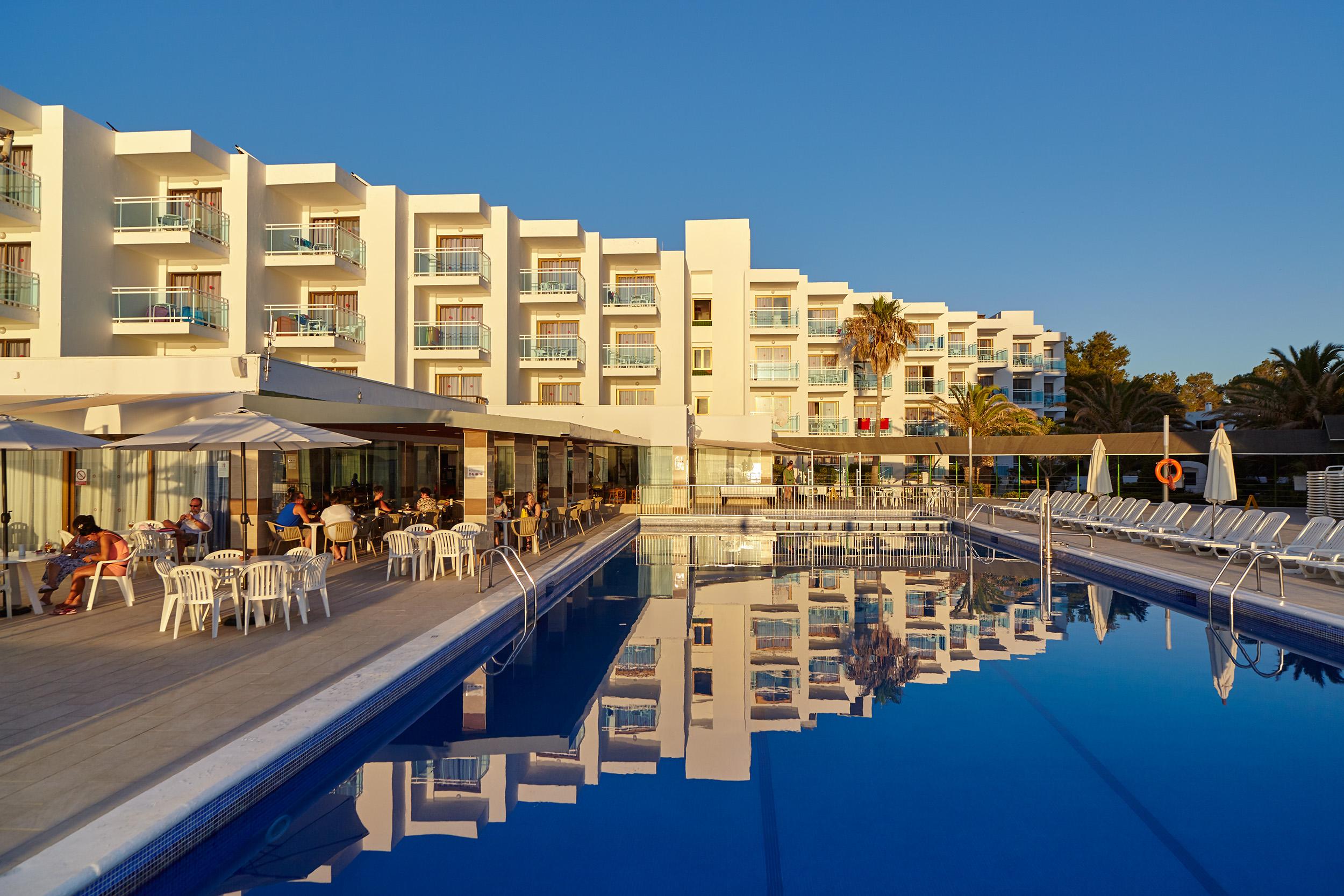 Aparthotel Nereida San Antonio  Bagian luar foto