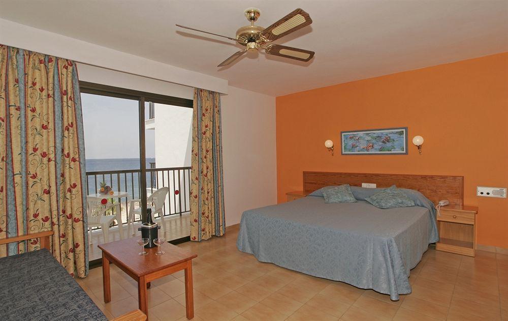 Aparthotel Nereida San Antonio  Ruang foto
